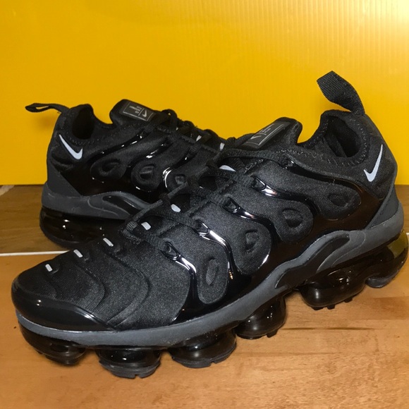 vapormax plus black size 8
